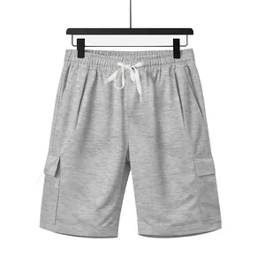 Detailansicht der grauen Herren-Cargo-Sportshorts mit Kordelzug und Seitentaschen
