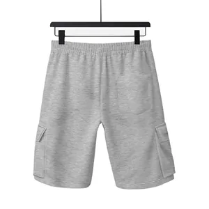 Detailansicht grauer Herren-Cargo-Sweatshorts mit mehreren praktischen Taschen
