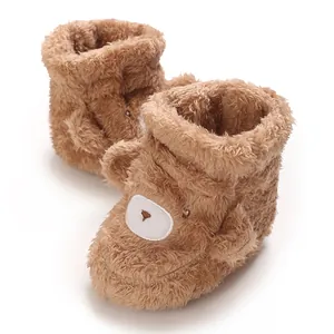 Botas de invierno de felpa para bebé con el detalle bordado de cara de oso de dibujos animados