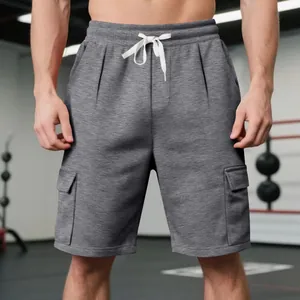Detailansicht grauer Cargo-Sportshorts für Herren mit weißem Kordelzug und Taschen