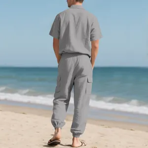 Vista posterior de conjunto de lino gris para hombre con camisa y pantalón cargo