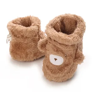 Vista detallada de botas de invierno de felpa marrón para bebé con bordado de oso lindo