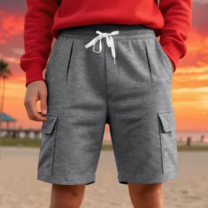Detailansicht der Textur und Seitentaschen dieser grauen Herren-Sportshorts.