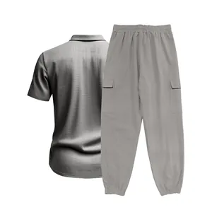Vista trasera de conjunto de lino gris para hombre con camisa y pantalones cargo