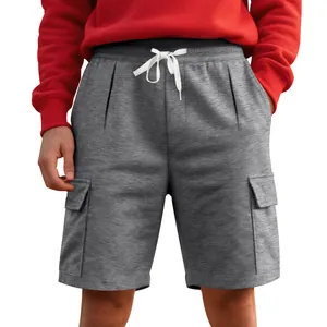 Detailansicht graue Herren Cargo-Sportshorts mit weißem Kordelzug und Taschen