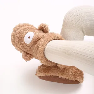 Vista de bota de peluche para bebé marrón con diseño de oveja y suela antideslizante