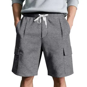 Nahaufnahme graue Cargo-Sporthose mit weißem Kordelzug und praktischen Taschen