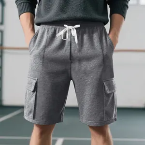 Detailansicht der grauen Cargo-Shorts für Herren mit praktischem Kordelzug und Taschen