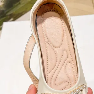 Elegantes bailarinas crema para niña con detalles de perlas y suela interior acolchada