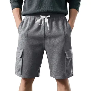 Detailansicht der grauen Herren-Cargo-Shorts mit Kordelzug und praktischen Seitentaschen