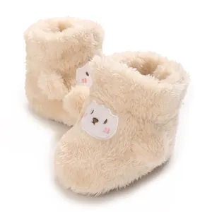 Vista detallada de botas de invierno de felpa suave para bebé con pequeña oveja