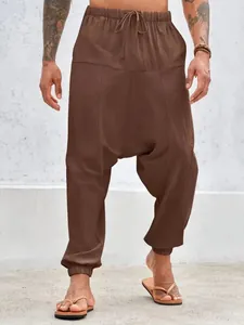 Detail der braunen Haremshose für Herren aus Baumwollleinen mit elastischen Bündchen