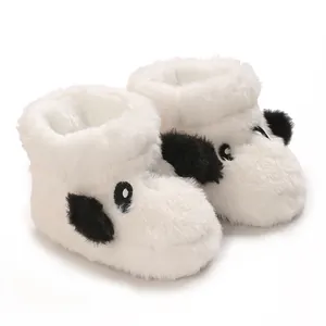 Detalle de patucos de peluche blanco para bebé con diseño de oveja