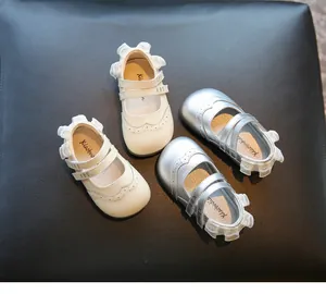 Zapatos de paseo Mary Jane para bebé niña en plata y crema con ribete de encaje