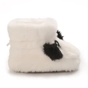 Vista detallada de botas blancas de felpa para bebé con lindas orejas de oveja