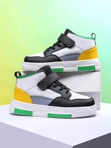 Vue latérale détaillée des baskets montantes à blocs de couleurs pour garçons stylés