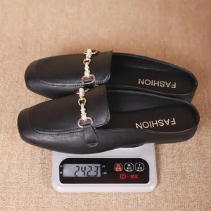 Vista detallada que muestra el peso de 242,3 g de estos mocasines negros con hebilla para mujer