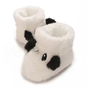 Detalle de cerca de la suave textura de felpa de estas lindas botas de invierno de panda