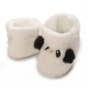 Vista detallada de botas de bebé panda con textura de felpa blanca suave y cálida