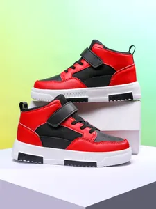 Vue latérale détaillée des baskets montantes rouge et noir pour garçons avec scratch