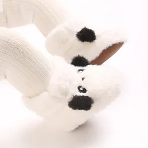 Primer plano de botas de peluche blanco para bebé, suaves y cálidas con diseño de dibujos