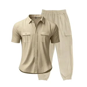 Detalle del conjunto de lino beige para hombre con camisa cargo y pantalones a juego