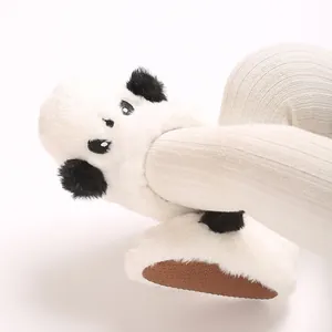 Lindas botas de felpa de panda para bebé con suelas antideslizantes para el invierno.