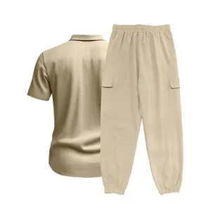 Textura detallada del conjunto de camisa cargo de lino beige y pantalón jogger para hombre.