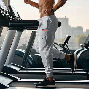 Pantalon de jogging gris ample pour homme avec écusson drapeau américain lors d'un entraînement