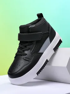 Gros plan détaillé de baskets montantes pour enfants en similicuir noir et blanc