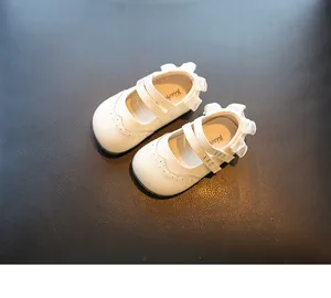 Vista detallada de merceditas blancas para bebé niña con encaje y correas