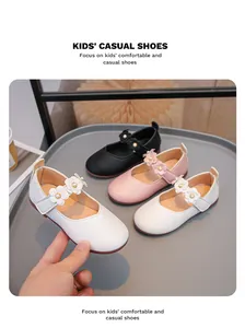 Süße Mädchen Prinzessin Schuhe mit Blumendetail und glänzendem Finish in verschiedenen Farben