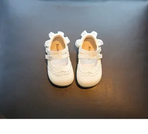 Vista superior detallada de zapatos de princesa blancos para bebé con encaje