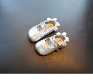 Elegantes zapatos de princesa plateados para niñas con encaje delicado y correas dobles.