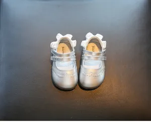 Vista superior de zapatos de princesa plateados para bebé con encaje y correas