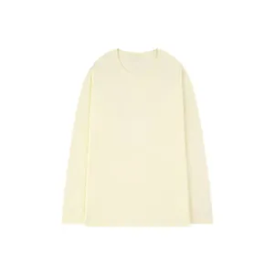 Πρόσοψη ενός μινιμαλιστικού κρεμ μακρυμάνικου T-shirt σε απλό λευκό φόντο