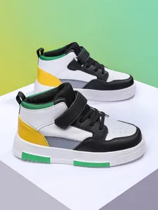 Vue détaillée des baskets montantes colorées pour garçons avec semelles robustes.