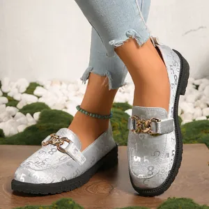 Mocasines Estilo Británico para Mujer Suela Gruesa Cadena Metálica Decoración Zapatos Slip-on Cuero PU Mocasines Business