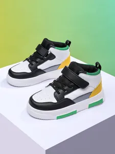 Vue détaillée de baskets montantes pour enfants avec des couleurs vives et scratch.