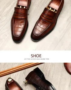 Gedetailleerde weergave van hoogwaardige bruine heren loafers van echt leer met krokodillenmotief