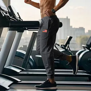 Vue latérale du pantalon de jogging ample pour hommes avec écusson drapeau américain