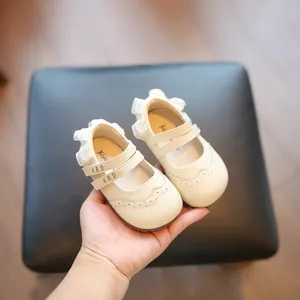 Crèmewitte babyschoentjes voor meisjes met kant en klittenbandsluiting