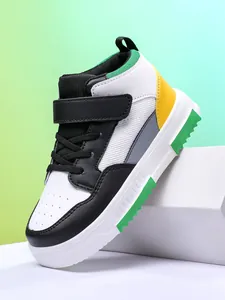 Vue latérale de baskets montantes pour enfants avec empiècements multicolores et bande velcro