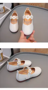 Detailansicht weißer Mädchen-Prinzessinenschuhe mit 3D-Blumen und Perlenverzierung