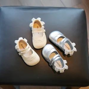 Elegante prinsessenloopschoenen voor babymeisjes in de kleuren zilver en wit voor peuter