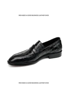 Zijaanzicht van zwarte heren loafers met een hoogwaardige krokodillenprint textuur.