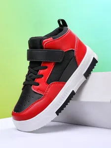 Vue latérale de baskets montantes rouge et noir pour enfants avec velcro et lacets.