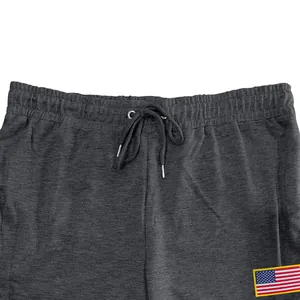 Détail du jogging gris anthracite pour homme avec taille élastiquée et drapeau américain
