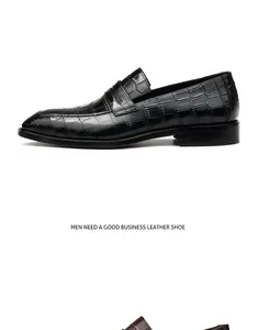 Zijaanzicht van zwarte heren loafers van leer met een krokodillenpatroon