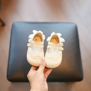 Elegante crèmekleurige babyprinsessenschoenen met kanten strikjes en dubbele bandjes